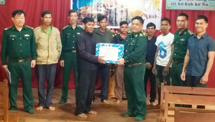 Thượng tá Rơ Mah Tuân-Bí thư Đảng ủy, Chính ủy Bộ Chỉ huy Bộ đội Biên phòng tỉnh tặng quà cho tổ chức tôn giáo. Ảnh: Vĩnh Hoàng Thượng tá Rơ Mah Tuân-Bí thư Đảng ủy, Chính ủy Bộ đội Biên phòng tỉnh tặng quà cho tổ chức tôn giáo. Ảnh: Vĩnh Hoàng