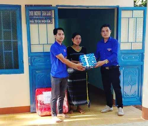 Quang cảnh buổi lễ bàn giao nhà tình nghĩa cho hộ ông Siu Chưng. Ảnh: R'Ô Hok