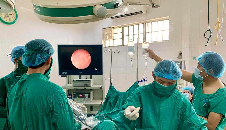 Tiến sĩ Phạm Ngọc Hùng cùng ê kíp bác sĩ Bệnh viện Đa khoa tỉnh tiến hành nội soi cho bệnh nhân. Ảnh: Như Nguyện  Tiến sĩ Hùng cùng ê kíp bác sĩ Bệnh viện Đa khoa tỉnh đã tiến hành nội soi cho bệnh nhân. Ảnh: Như Nguyện