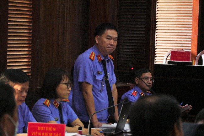 Đại diện Viện Kiểm sát giữ quyền công tố tại phiên tòa ngày 21/12. Ảnh: Quang Phương Đại diện Viện Kiểm sát giữ quyền công tố tại phiên tòa ngày 21/12. Ảnh: Quang Phương