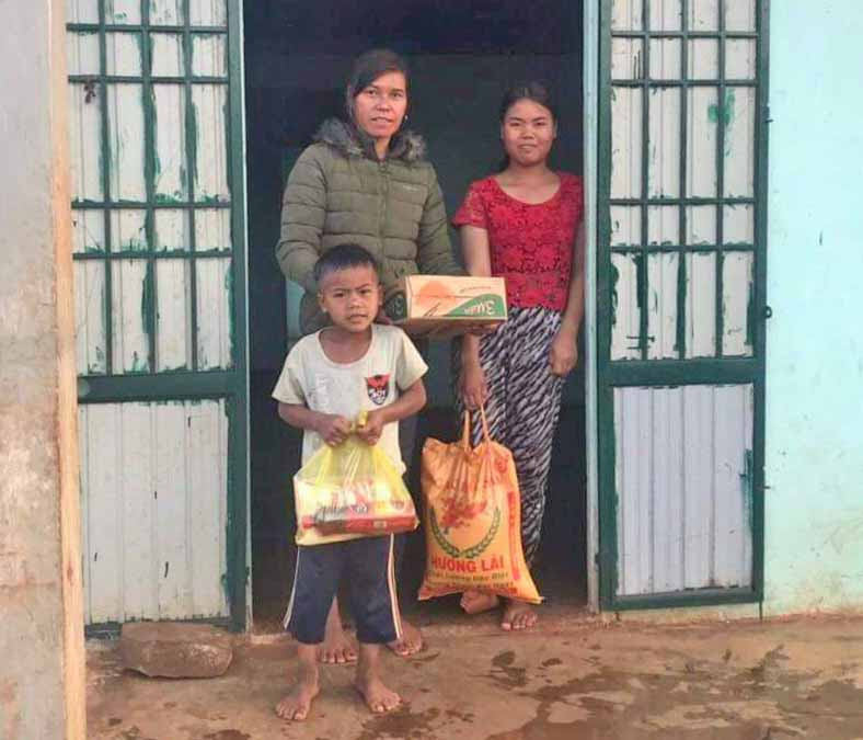 Hội LHPN xã Ia Băng (huyện Chư Prông) tặng nhu yếu phẩm cho gia đình em Kpă Chiu. Ảnh: Anh Huy