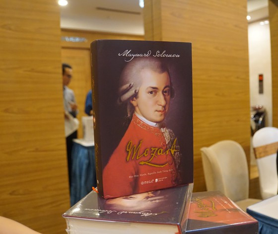  Dịch giả Mai Đức Hạnh (trái), đại diện nhóm tác giả chia sẻ về hành trình thực hiện cuốn sách Mozart