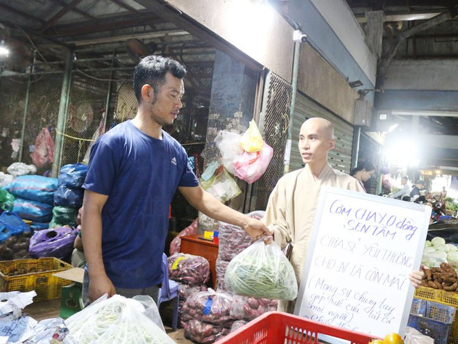 Tiểu thương chợ đầu mối nông sản Thủ Đức trao tặng rau củ cho sư thầy LÊ KIM NGÂN