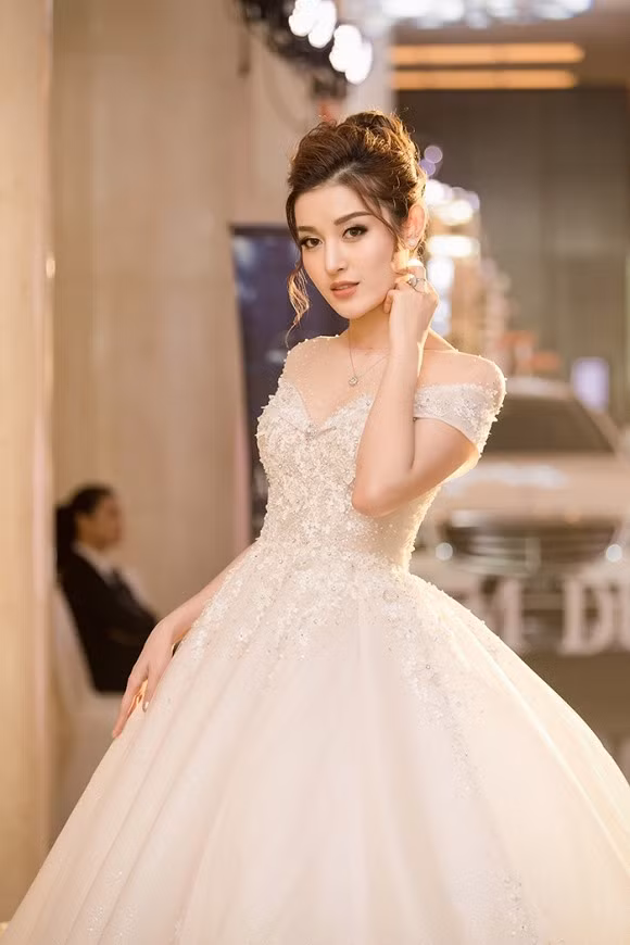 Á hậu Việt Nam 2014 xuất hiện nổi bật tại một sự kiện thời trang gần đây. Người đẹp sinh năm 1995 diện chiếc váy cưới trị giá 2,5 tỉ được đính kết từ hơn 500 viên kim cương cùng hàng chục ngàn viên đá Swarovski cao cấp.