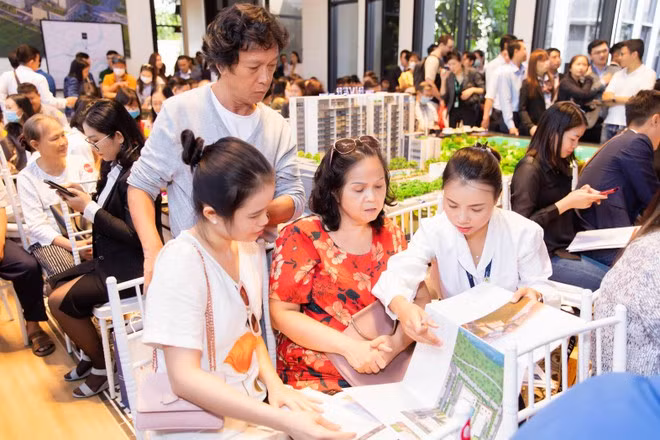 Giá căn hộ đang quá cao so với thu nhập của người dân, đặc biệt là người trẻ ẢNH: ĐÌNH SƠN