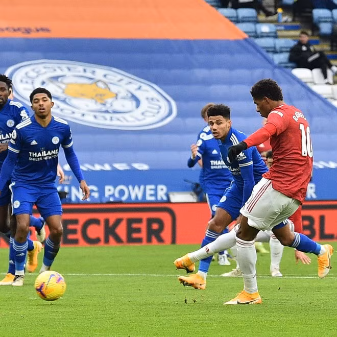 Rashford (phải) ghi bàn mở tỷ số cho M.U. Ảnh: REUTERS