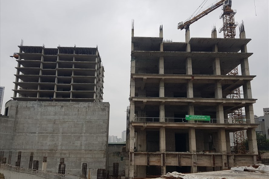 Usilk City là dự án do CTCP Sông Đà Thăng Long (STL) làm chủ đầu tư, có quy mô 9,2ha và mức đầu tư 10.000 tỉ đồng. Sau gần 10 năm dự án vẫn bị bỏ hoang, với những khối ximăng ngổn ngang. Ảnh:Cao Nguyên