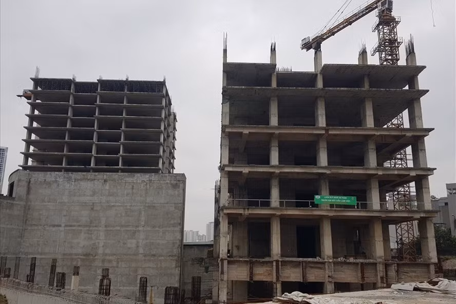 Usilk City là dự án do CTCP Sông Đà Thăng Long (STL) làm chủ đầu tư, có quy mô 9,2ha và mức đầu tư 10.000 tỉ đồng. Sau gần 10 năm dự án vẫn bị bỏ hoang, với những khối ximăng ngổn ngang. Ảnh:Cao Nguyên