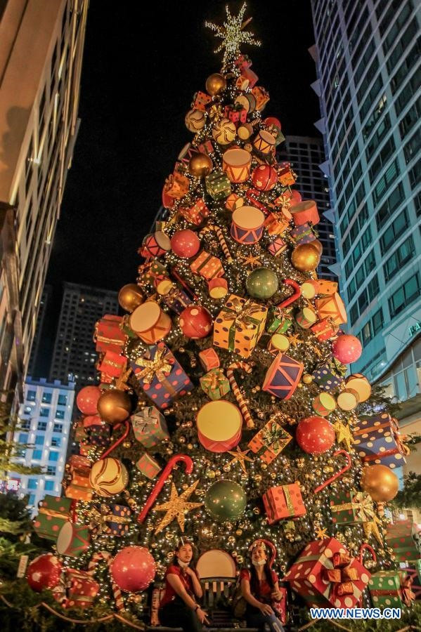 Cây thông Noel tại một trung tâm mua sắm ở Manila, Philippines. Ảnh: Xinhua