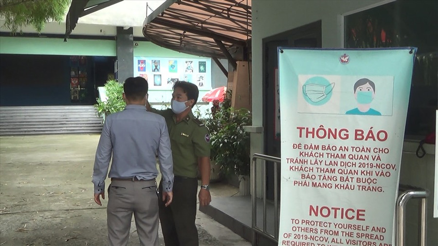 Bảo vệ Bảo tàng Chiến tích Chiến tranh đo thân nhiệt cho khách tham quan. Ảnh: Anh Tú