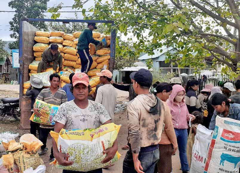 Điểm cấp phân bón tại làng Vương Chép, xã Ayun. Ảnh: Hoàng Viên