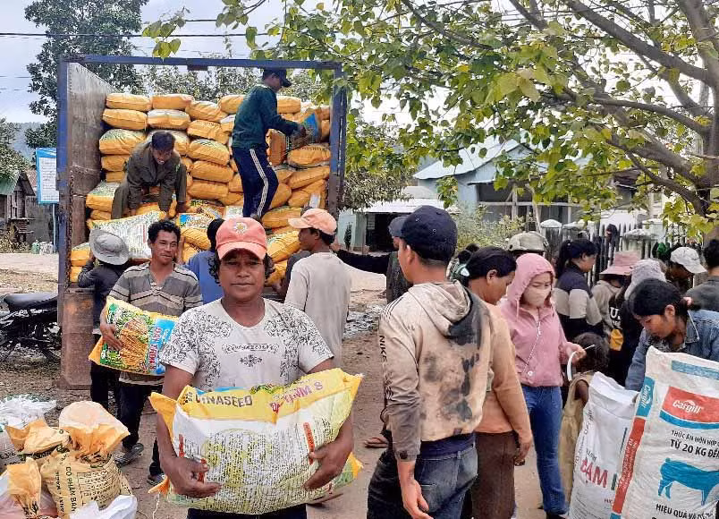 Điểm cấp phân bón tại làng Vương Chép, xã Ayun. Ảnh: Hoàng Viên