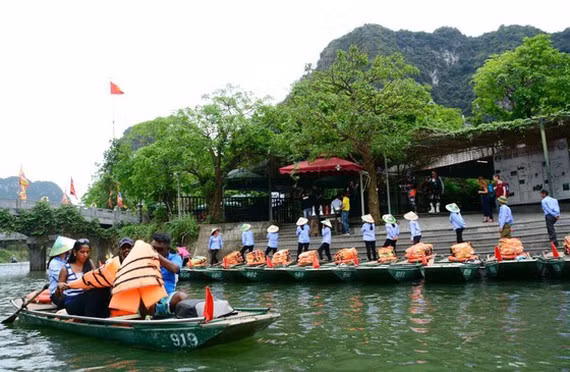 Du khách tham quan quần thể danh thắng Tràng An (Ninh Bình) thời điểm trước khi có dịch Covid-19