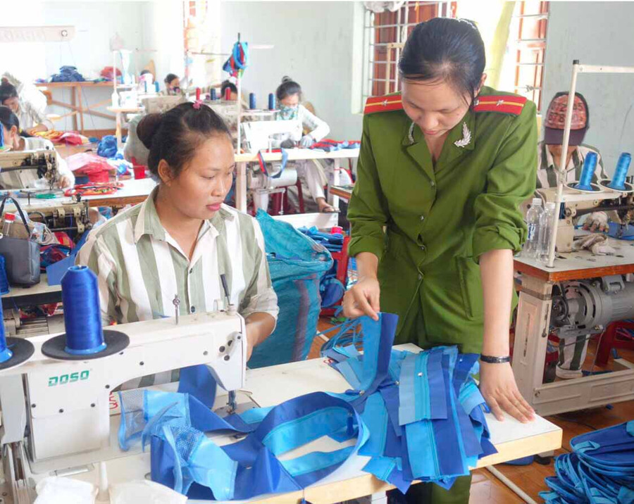 Phạm nhân nữ học nghề may tại Trại giam Gia Trung. Ảnh: Duy Anh