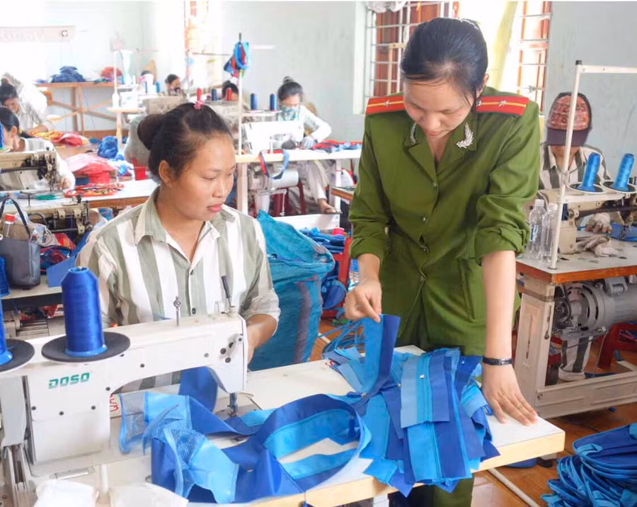 Phạm nhân nữ học nghề may tại Trại giam Gia Trung. Ảnh: Duy Anh