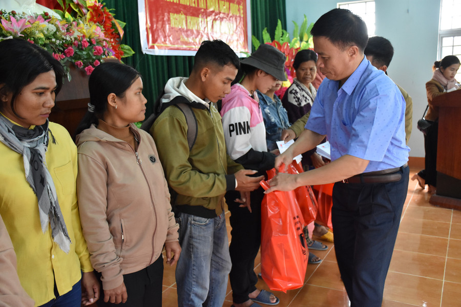Tặng quà cho gia đình người khuyết tật trên địa bàn huyện Kbang. Ảnh: Hà Phương
