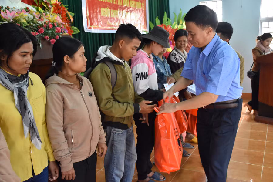 Tặng quà cho gia đình người khuyết tật trên địa bàn huyện Kbang. Ảnh: Hà Phương