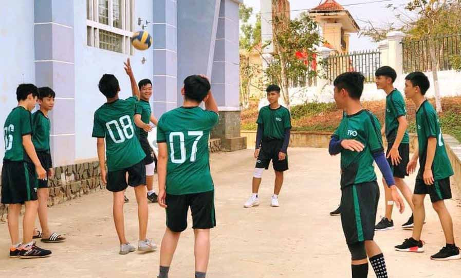 Học sinh Trường THPT Nguyễn Chí Thanh khởi động trước khi tham gia giải đấu do nhà trường tổ chức. Ảnh: Thiên Di