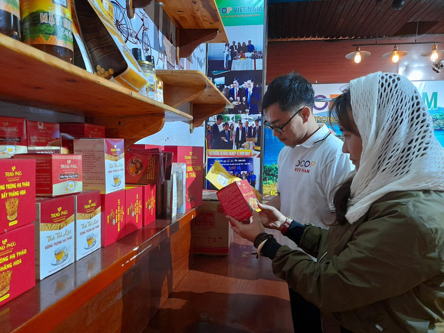 Cửa hàng OCOP Việt Nam-Món quà Tây Nguyên (TP. Pleiku) hiện có hơn 30 sản phẩm OCOP và các đặc sản vùng miền trên cả nước. Ảnh: Sơn Ca Cửa hàng OCOP Việt Nam-Món quà Tây Nguyên (TP. Pleiku) hiện có hơn 30 sản phẩm OCOP và các đặc sản vùng miền trên cả nước. Ảnh: Sơn Ca