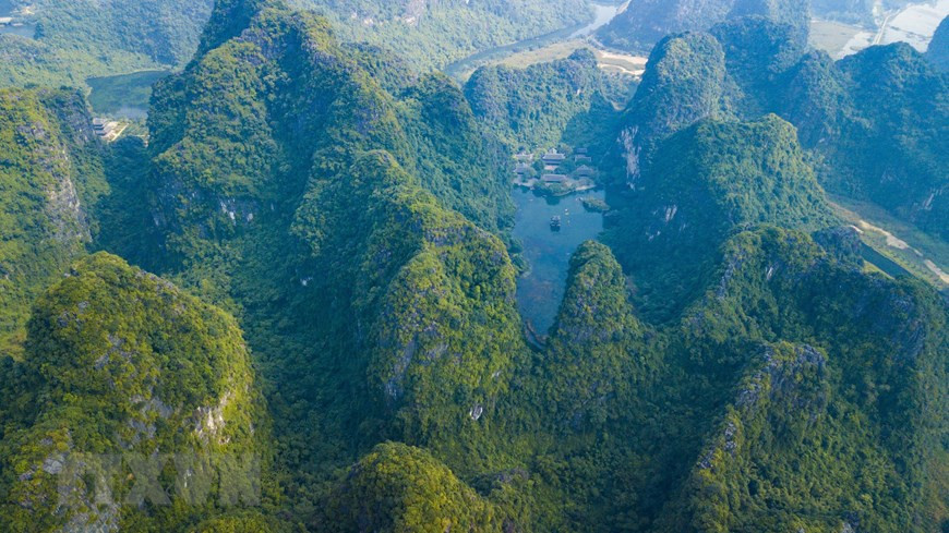 Quần thể danh thắng Tràng An từ trên cao. (Ảnh: Minh Đức/TTXVN)