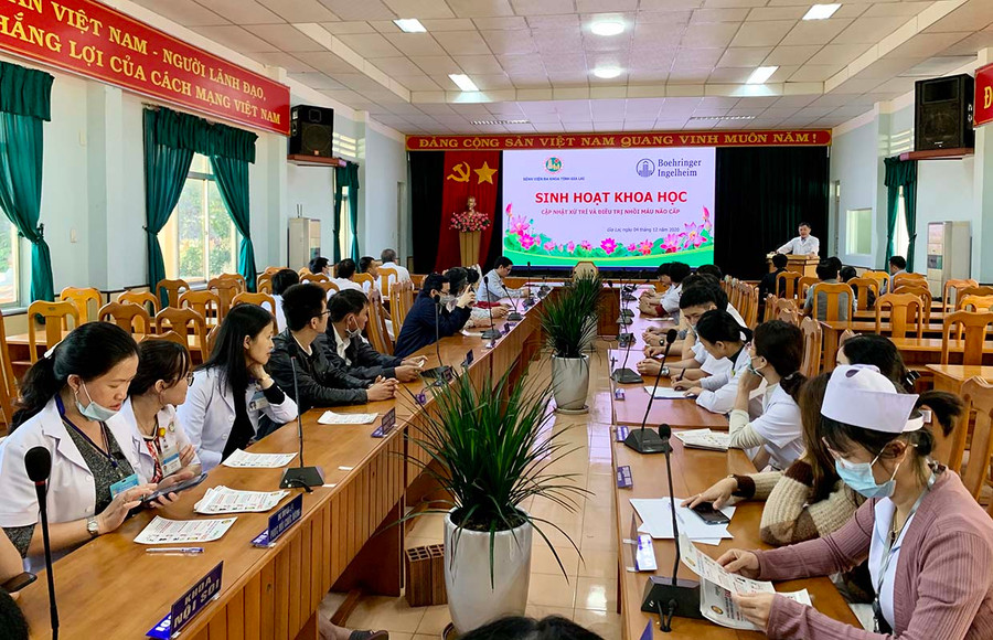  Trên 50 đại biểu tham dự sinh hoạt khoa học tại Bệnh viện Đa khoa tỉnh sáng 4-12. Ảnh: Như Nguyện 