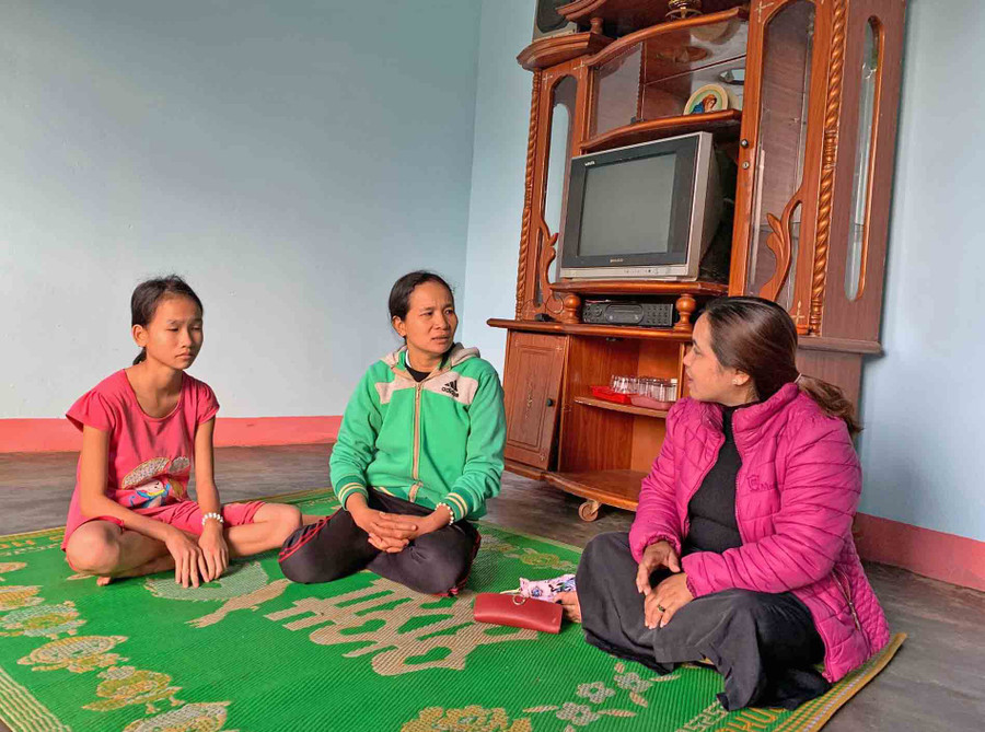 Chị Thanh (ở giữa) trò chuyện với cán bộ mặt trận về căn nhà mới