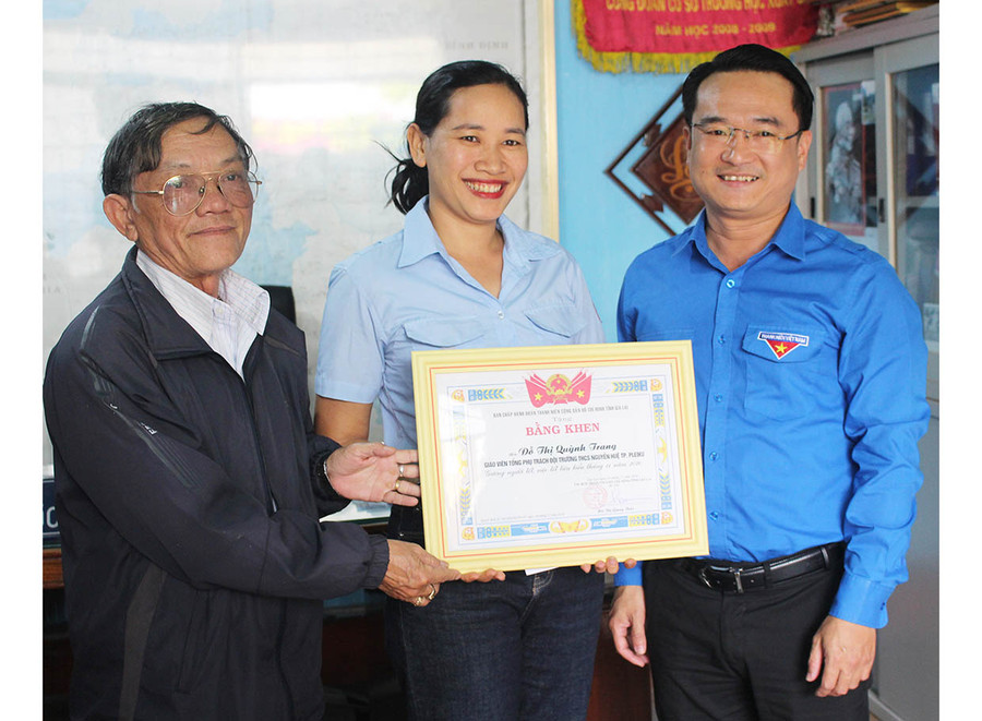  Anh Đỗ Duy Nam (bìa phải)-Phó Bí thư Tỉnh Đoàn tặng bằng khen gương người tốt-việc tốt tháng 11-2020 cho cô giáo Đỗ Thị Quỳnh Trang. Ảnh: Phan Lài
