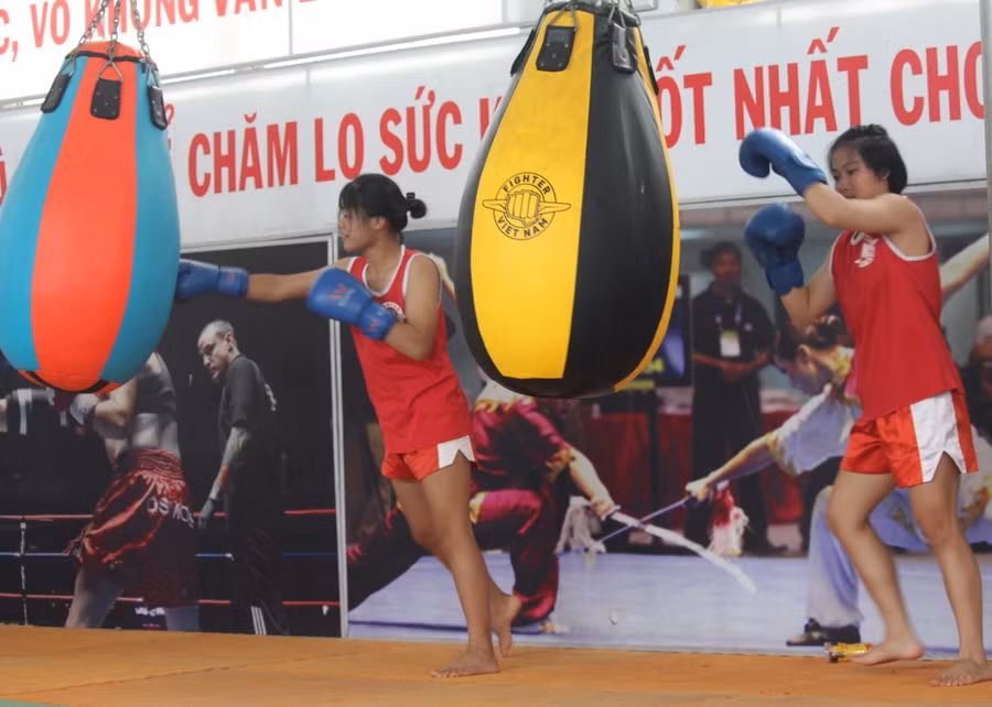 Vận động viên Lê Thị Nhi và Nguyễn Thị Thùy Linh được gọi lên tuyển quốc gia bộ môn kick boxing. Ảnh: Thiên Di