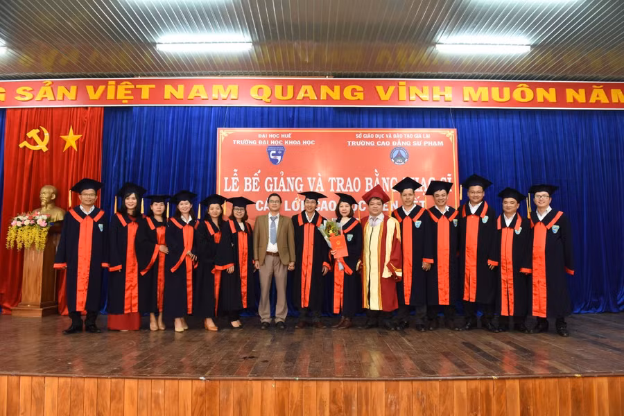 Các tân thạc sĩ tại buổi lễ. Ảnh Đức Thụy