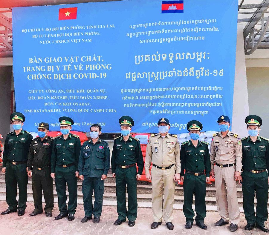 Bàn giao vật tư y tế và trang-thiết bị phòng-chống dịch Covid-19 cho lực lượng bảo vệ biên giới Campuchia. Ảnh: Vĩnh Hoàng Bàn giao vật tư y tế và trang-thiết bị phòng-chống dịch Covid-19. Ảnh: Vĩnh Hoàng