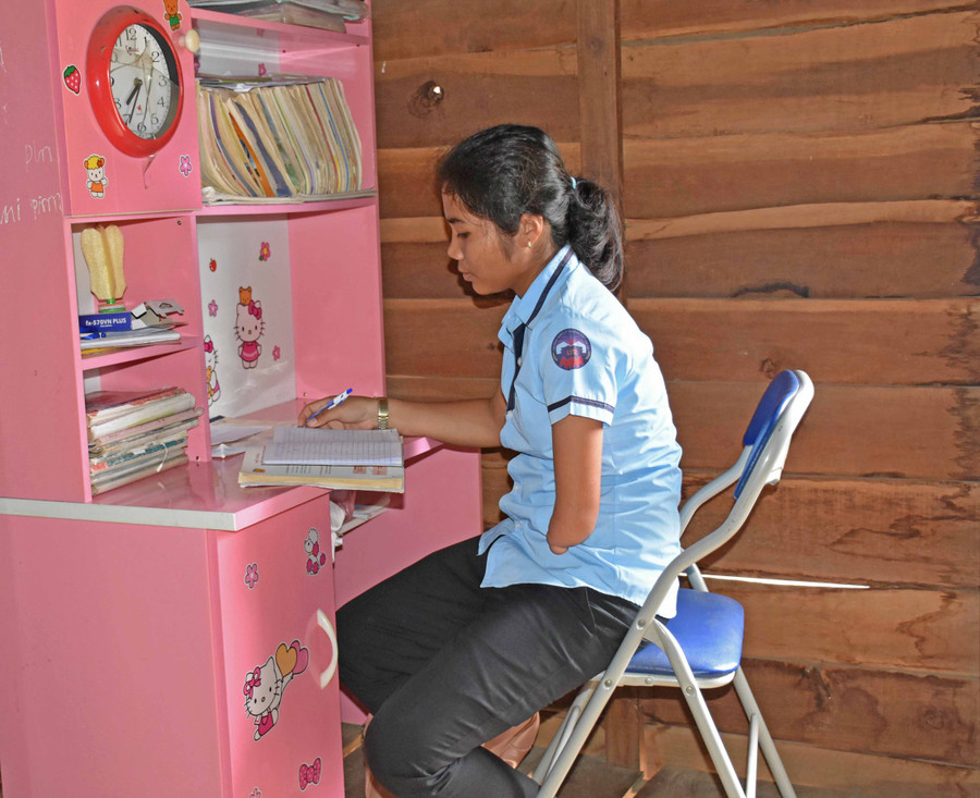 Em Ksor H’Yưa bên góc học tập của mình. Ảnh: Hà Phương