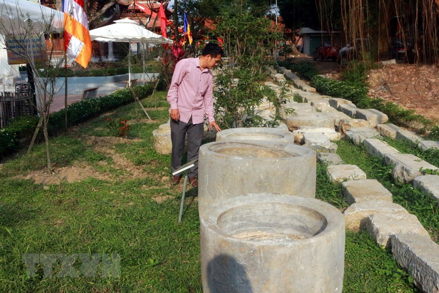 Các thống đá cổ nằm trong khuôn viên chùa. (Nguồn: TTXVN phát) Các thống đá cổ nằm trong khuôn viên chùa. (Nguồn: TTXVN phát)