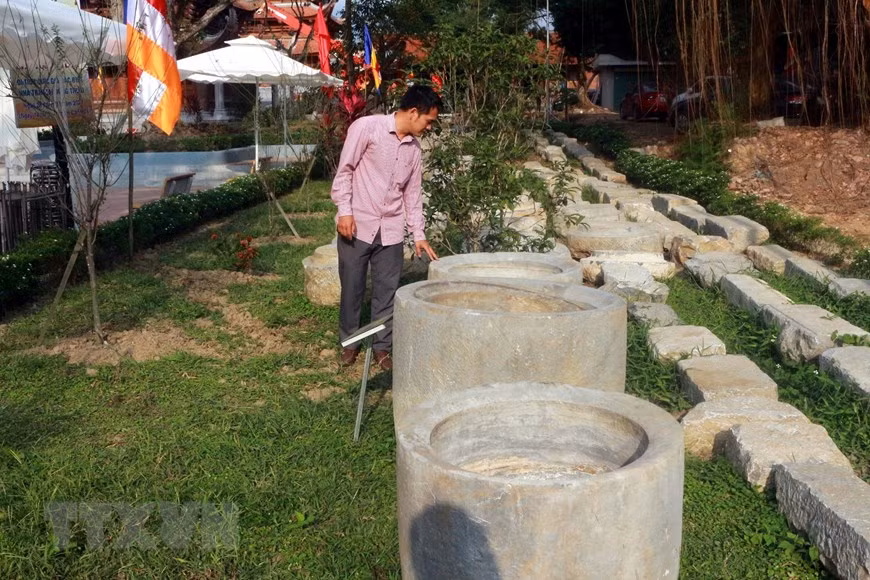 Các thống đá cổ nằm trong khuôn viên chùa. (Nguồn: TTXVN phát)