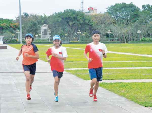 Nguyễn Thùy Dung (ở giữa) cùng bạn luyện tập. Ảnh: Thiên Di