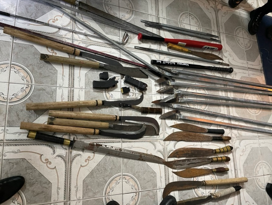  Lực lượng chức năng khám xét văn phòng Công ty Phúc Cường và tang vật thu giữ.