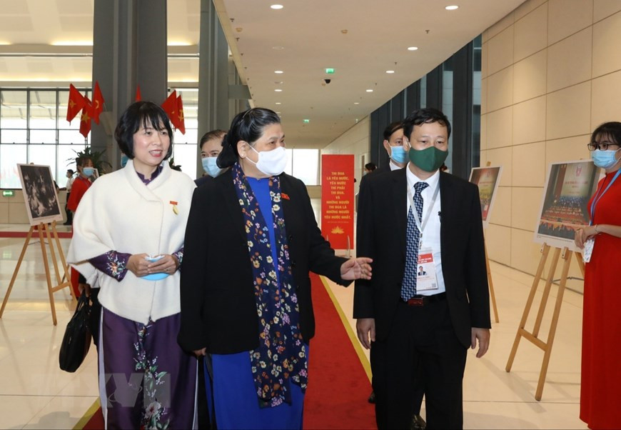 Lãnh đạo Thông tấn xã Việt Nam giới thiệu với Phó Chủ tịch Thường trực Quốc hội Tòng Thị Phóng những hình ảnh của TTXVN trưng bày tại Đại hội. (Ảnh: Văn Điệp/TTXVN) Lãnh đạo Thông tấn xã Việt Nam giới thiệu với Phó Chủ tịch Thường trực Quốc hội Tòng Thị Phóng những hình ảnh của TTXVN trưng bày tại Đại hội. (Ảnh: Văn Điệp/TTXVN)