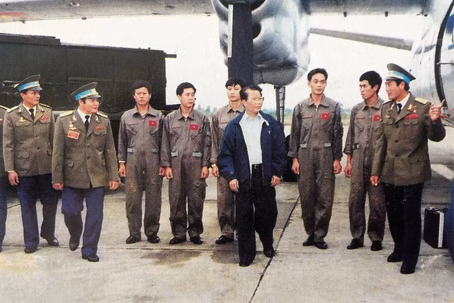 Chủ tịch nước Trần Đức Lương kiểm tra công tác cứu trợ lũ lụt tại trung đoàn 918 (nay là lữ đoàn 918), tháng 11.1999; hình: Tư liệu.