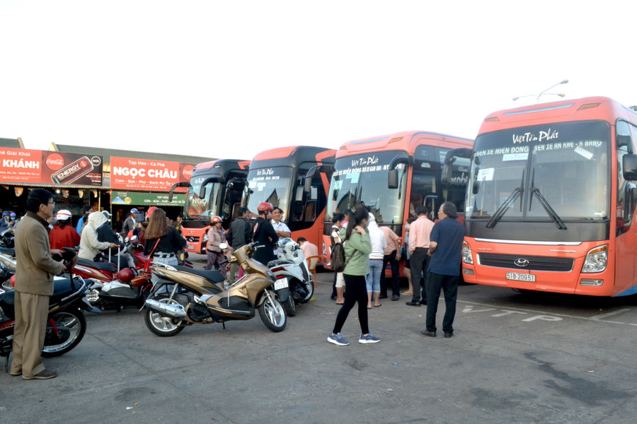 Những ngày này, đầu Bến xe Đức Long Gia Lai bắt đầu nhộn nhịp khách từ khoảng 5 giờ 30 phút. Ảnh Lê Hòa