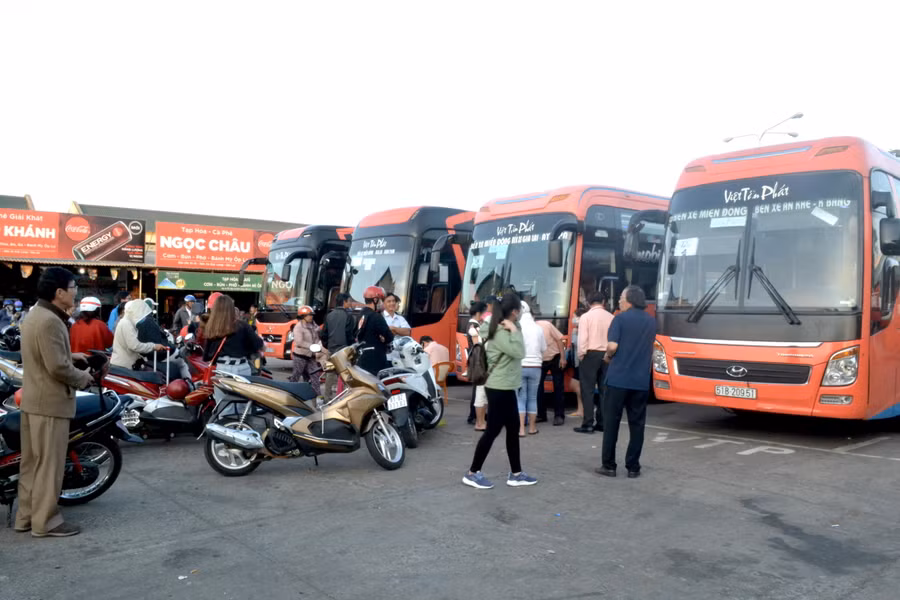 Những ngày này, đầu Bến xe Đức Long Gia Lai bắt đầu nhộn nhịp khách từ khoảng 5 giờ 30 phút. Ảnh Lê Hòa