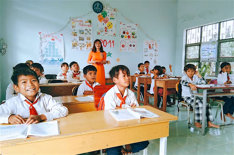 Nhiều con em của xóm 12 Bếp hiện đang theo học tại Trường Tiểu học và THCS Kim Đồng (xã An Thành, huyện Đak Pơ). Ảnh: Hồng Thi.