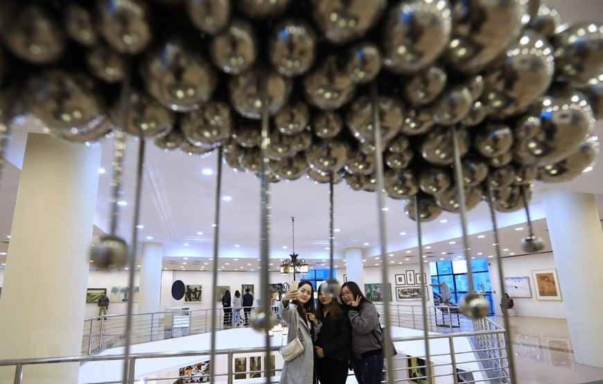 Một tác phẩm trưng bày tại triển lãm. (Ảnh: Thành Đạt/TTXVN) Một tác phẩm trưng bày tại triển lãm. (Ảnh: Thành Đạt/TTXVN)