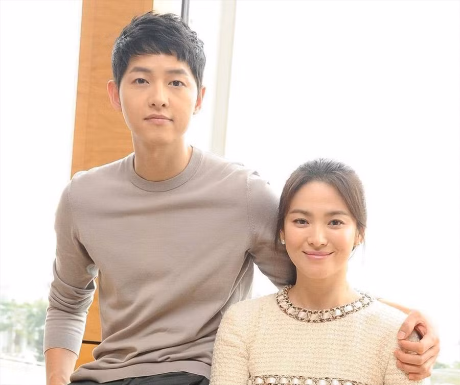 Nếu như Song Hye Kyo từng dành nhiều lời khen ngợi đàn em kém 4 tuổi là người chu đáo, nam tính, giúp cô học hỏi được nhiều điều thì bạn bè của nam diễn viên cũng tiết lộ Song Joong Ki đã ngưỡng mộ Song Hye Kyo từ lâu. Ảnh: Instagram NV.