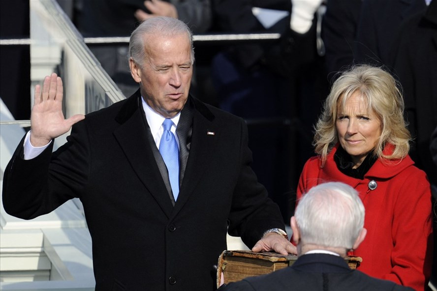 Ông Joe Biden tuyên thệ nhậm chức Phó Tổng thống Mỹ trong chính quyền ông Barack Obama. Ảnh: AFP  Ông Joe Biden tuyên thệ nhậm chức Phó Tổng thống Mỹ trong chính quyền ông Barack Obama. Ảnh: AFP