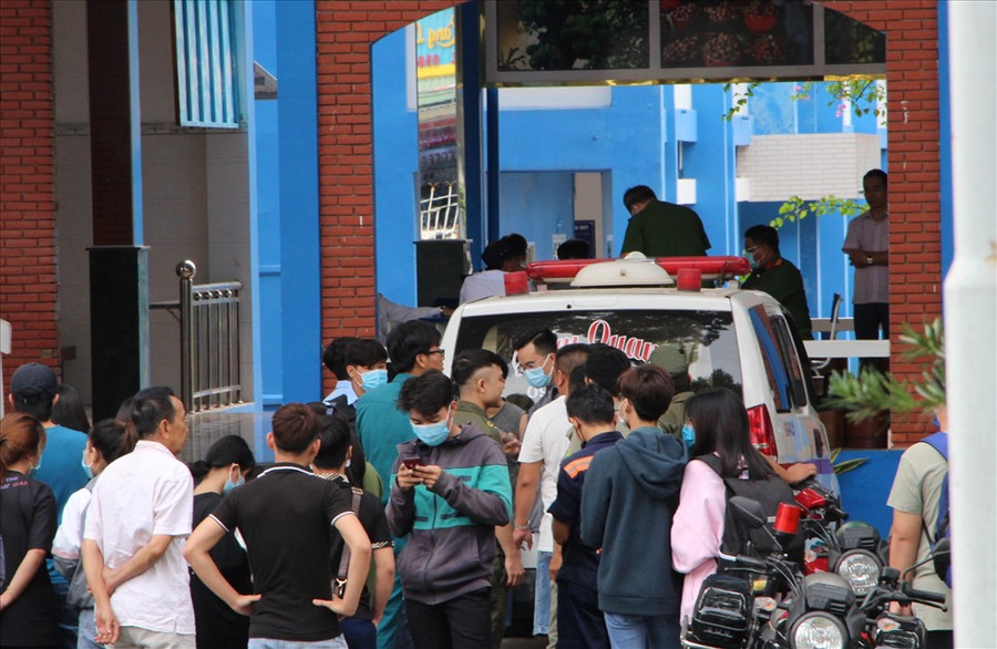 Đến 15h30 công an vẫn đang khám nghiệm hiện trường. Ảnh: Đình Trọng