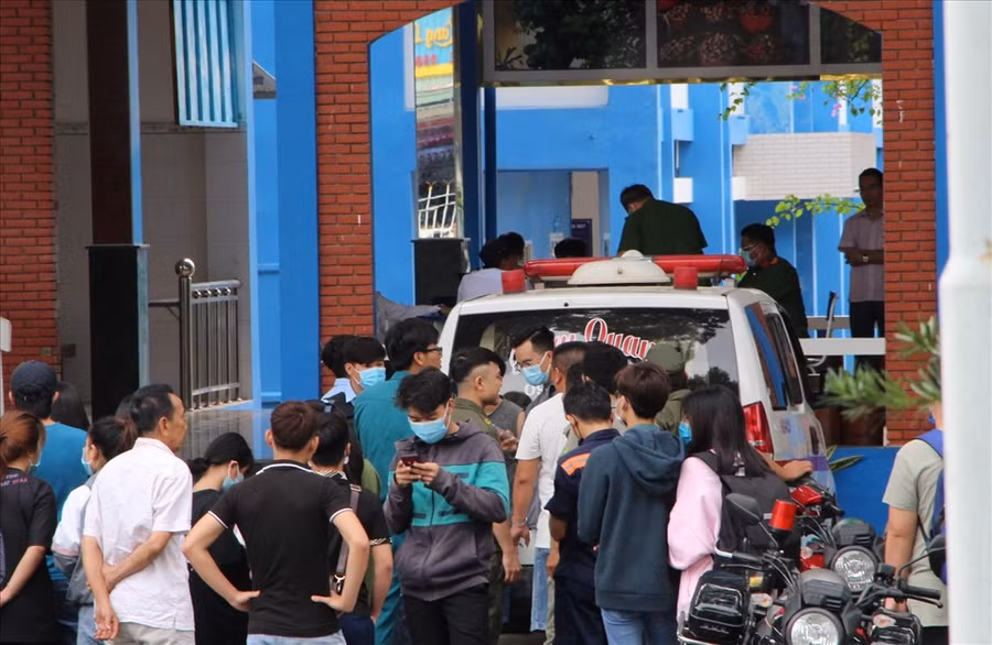 Đến 15h30 công an vẫn đang khám nghiệm hiện trường. Ảnh: Đình Trọng