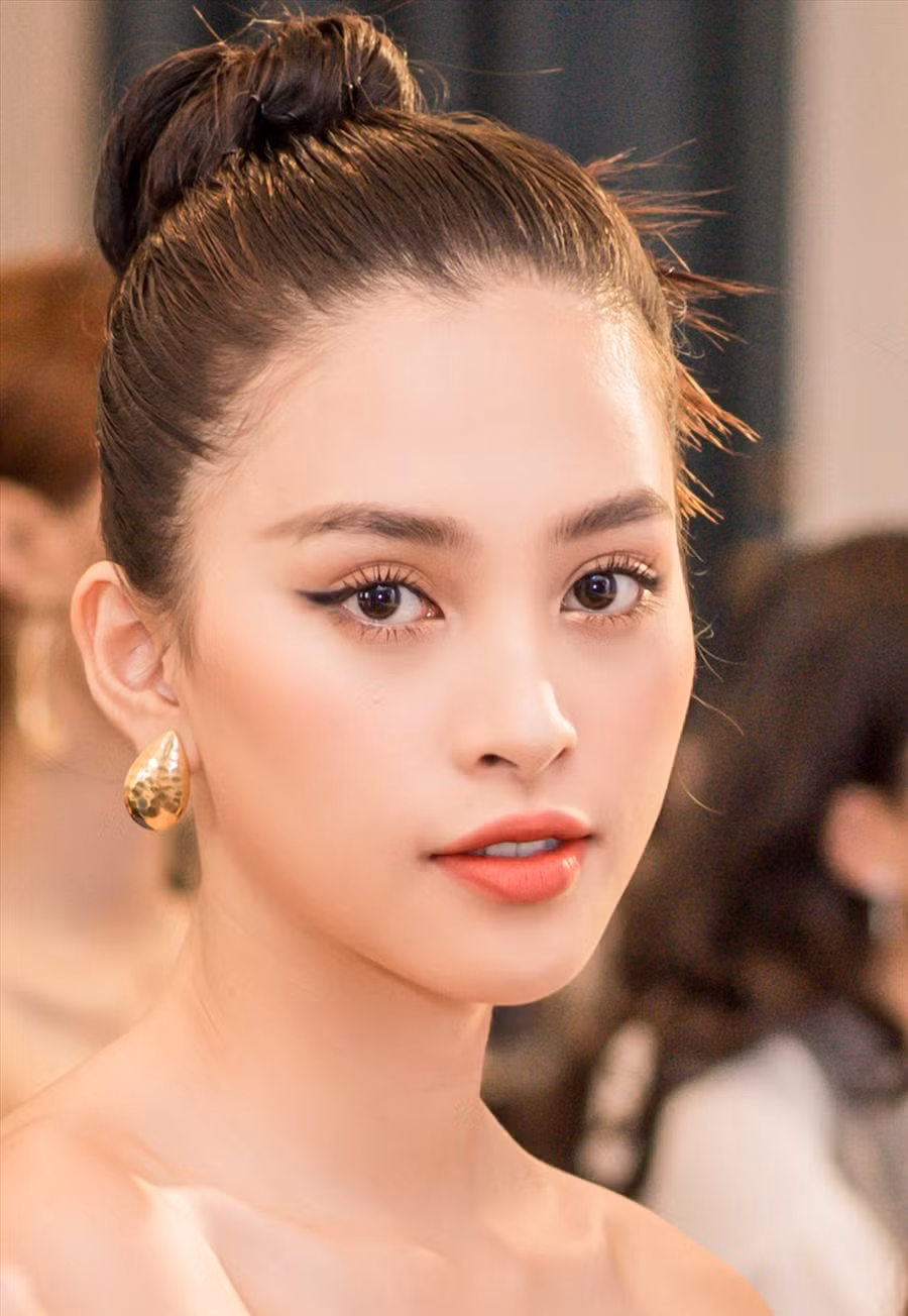 Vừa kết thúc nhiệm kỳ rực rỡ sau 2 năm đương nhiệm ngôi vị Hoa hậu Việt Nam 2018, Tiểu Vy liền chọn chiếc váy gam màu đỏ đẳng cấp cho sự kiện mới. Cô được khán giả ưu ái gọi với danh xưng “Hoa hậu đẹp nhất trong các Hoa hậu”.