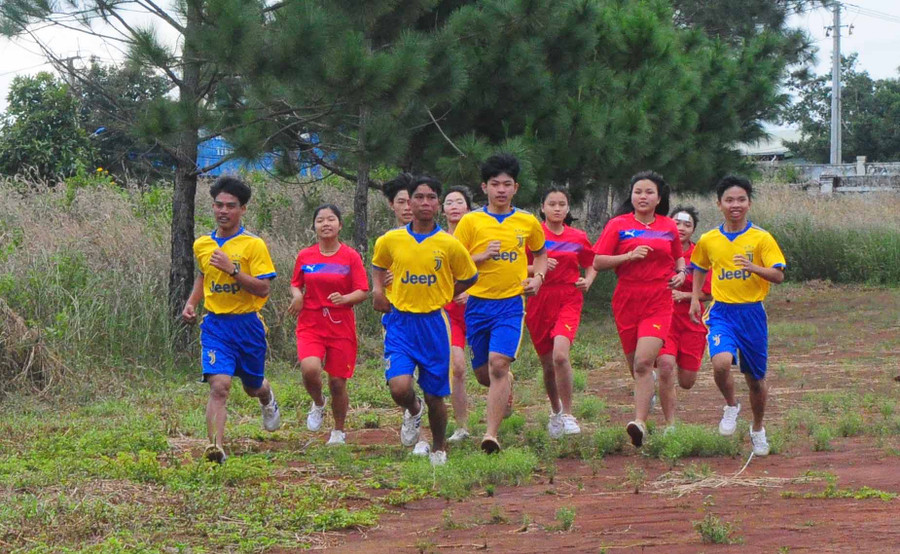 Học sinh Trường THPT Nguyễn Chí Thanh (TP. Pleiku) tập luyện môn điền kinh. Ảnh: Thiên Di