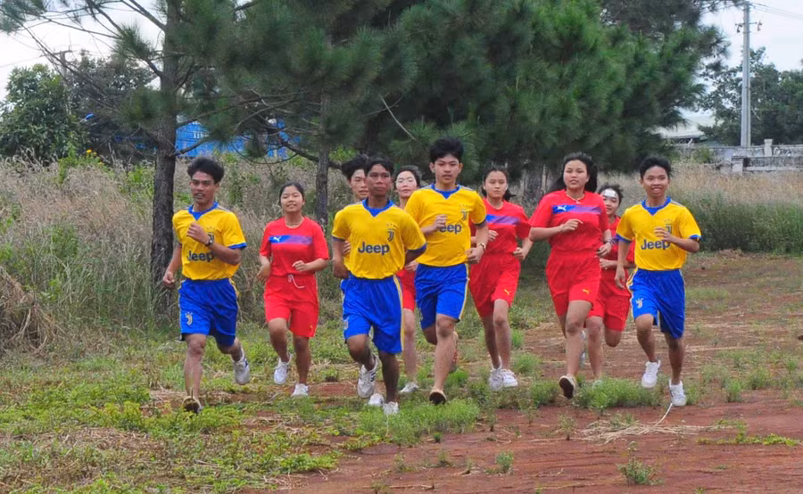 Học sinh Trường THPT Nguyễn Chí Thanh (TP. Pleiku) tập luyện môn điền kinh. Ảnh: Thiên Di