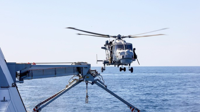 Máy bay trực thăng của Hải quân Hoàng gia Anh bay cùng tàu khu trục phòng không HMS Defender ở Ấn Độ Dương. Ảnh: Bộ Quốc phòng Anh