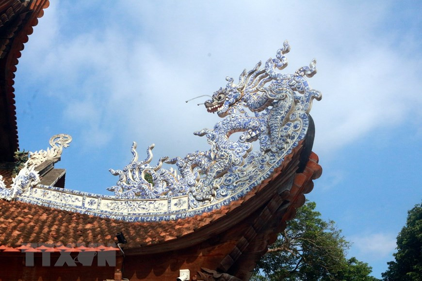 Phần cong của mái chùa được trang trí bằng đất nung tráng men theo lối kiến trúc nhà Trần. (Nguồn: TTXVN phát) Phần cong của mái chùa được trang trí bằng đất nung tráng men theo lối kiến trúc nhà Trần. (Nguồn: TTXVN phát)